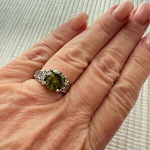 Elegant olivine cz Silver Ring